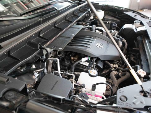 Used 2024 Toyota Highlander Limited FWD image 33