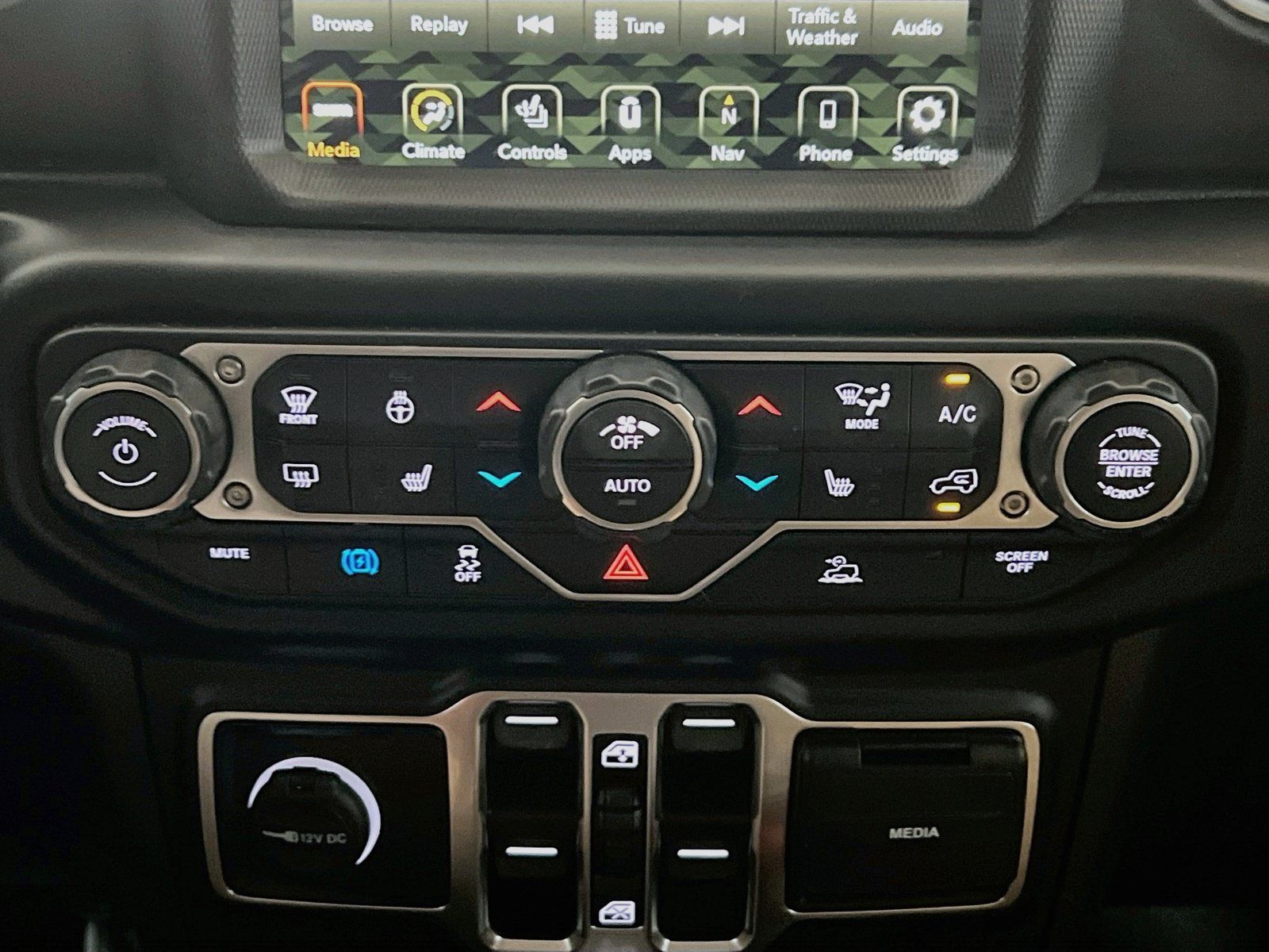 Used 2021 Jeep Wrangler Unlimited Sahara w/ Cold Weather Group AWD/4WD image 12