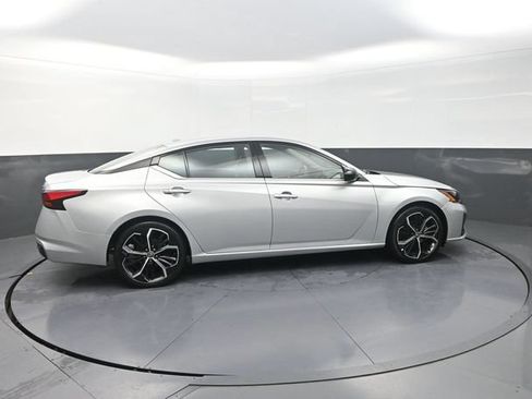 Used 2024 Nissan Altima 2.5 SR FWD image 9