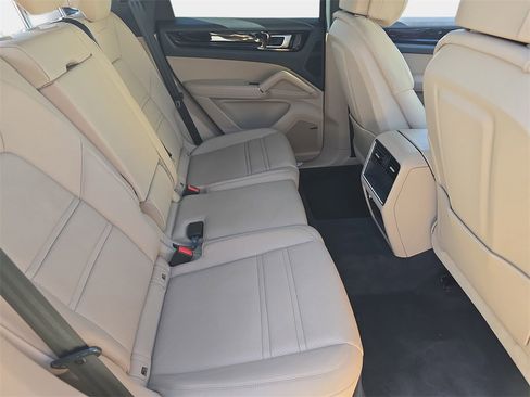 Used 2023 Porsche Cayenne image 13