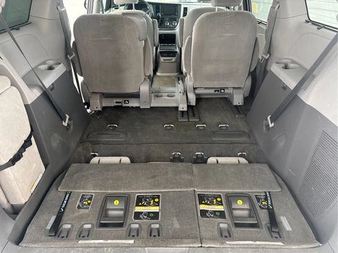 Used 2018 Toyota Sienna LE FWD image 16