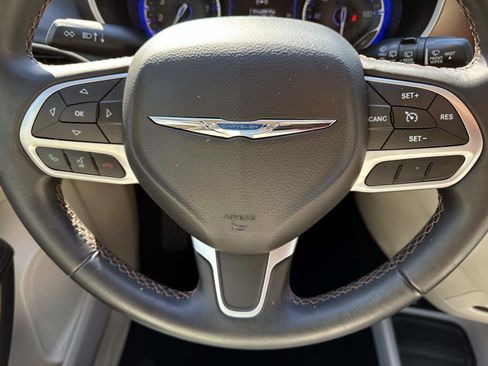 Used 2017 Chrysler Pacifica Touring-L image 22