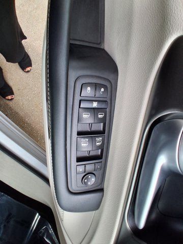 Used 2024 Chrysler Pacifica Touring-L FWD image 17