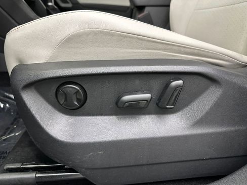 Used 2019 Volkswagen Tiguan SE w/ Panoramic Sunroof Package FWD image 10