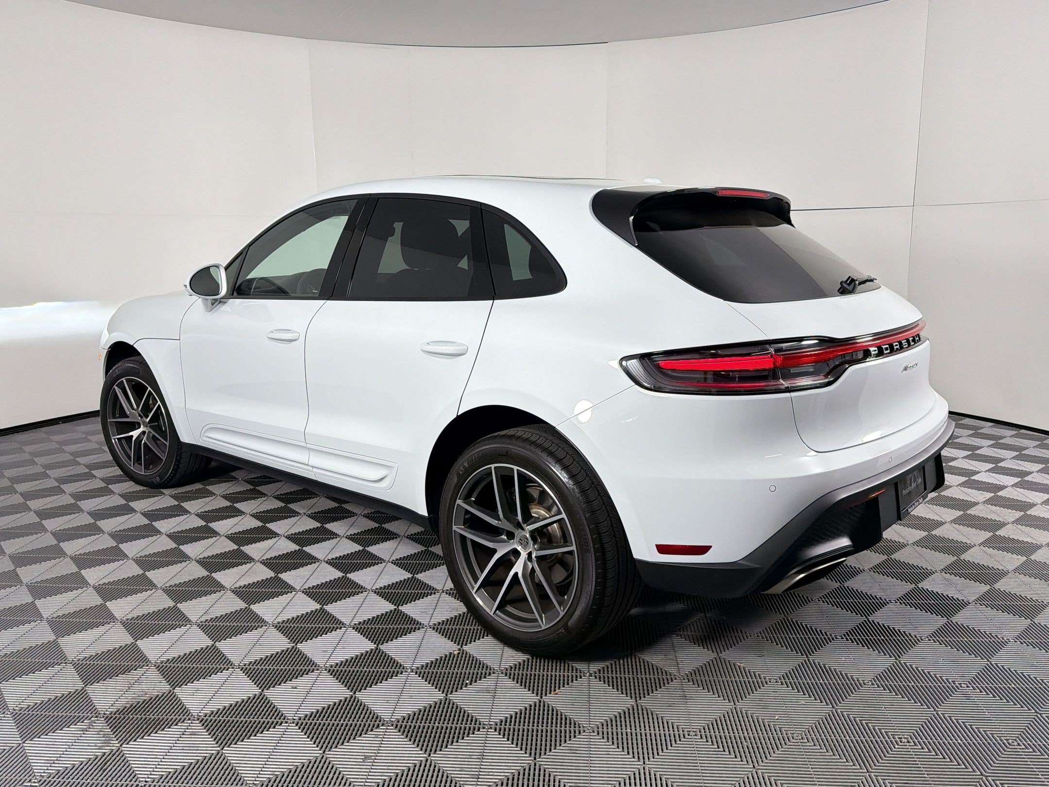 Used 2026 Porsche Macan AWD/4WD image 3