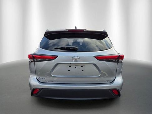 Used 2023 Toyota Highlander LE FWD image 5