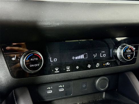 Used 2025 Mitsubishi Outlander SE image 15