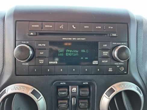 Used 2018 Jeep Wrangler Unlimited Rubicon w/ Connectivity Group AWD/4WD image 28