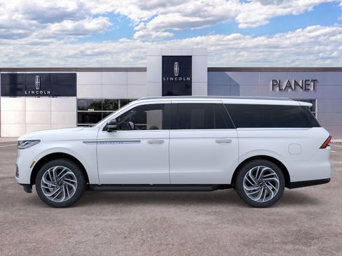New 2026 Lincoln Navigator L Premier AWD/4WD image 3