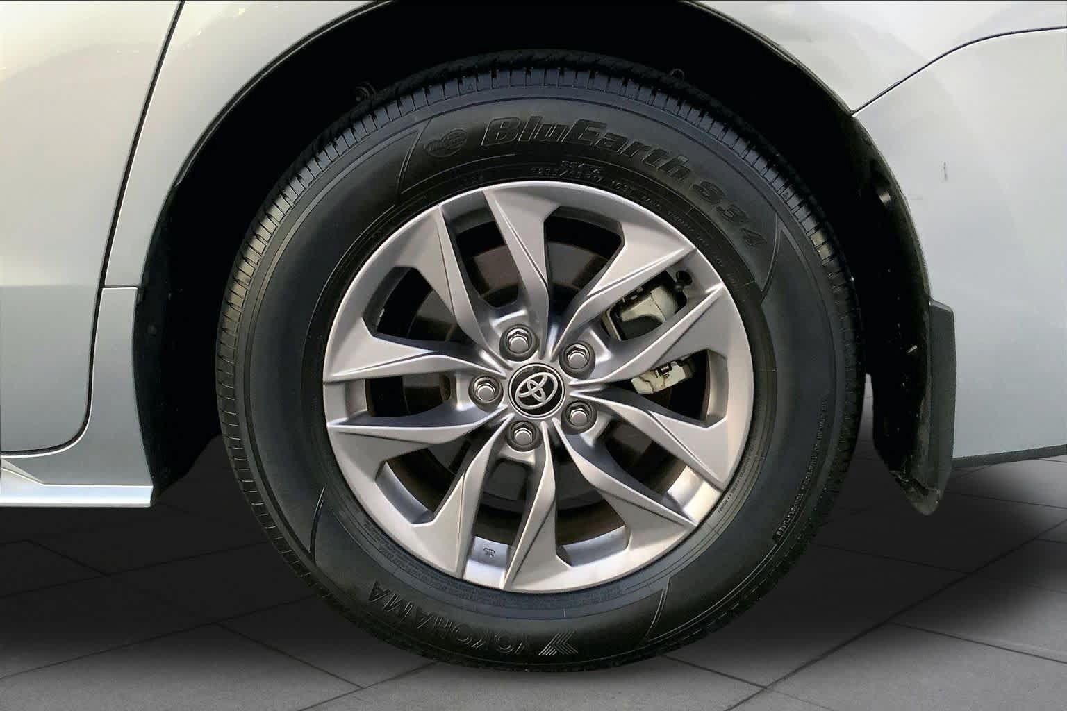 Used 2025 Toyota Sienna XLE FWD image 10