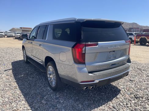 Used 2025 GMC Yukon XL Denali AWD/4WD image 3