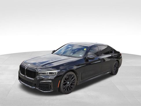 Used 2022 BMW 740i w/ M Sport Package image 2