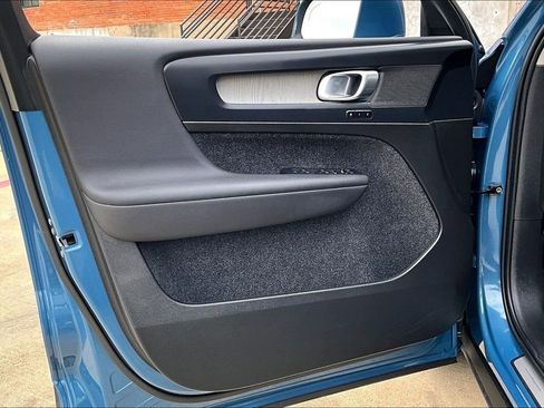 Used 2025 Volvo XC40 B5 Plus image 24