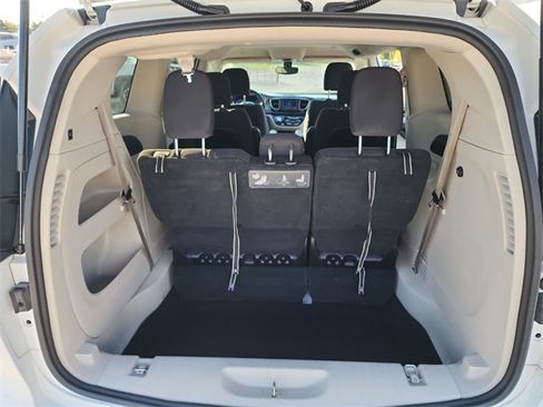 Used 2020 Chrysler Pacifica Touring image 14