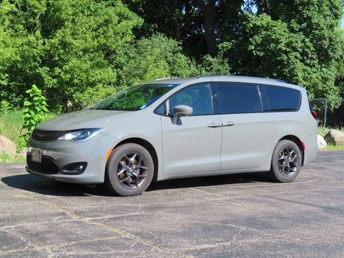 Used 2020 Chrysler Pacifica Touring-L Plus FWD image 8
