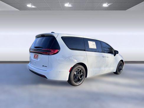 New 2024 Chrysler Pacifica Limited w/ Uconnect Theater Family Group image 7