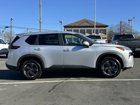 Used 2024 Nissan Rogue SV image 9