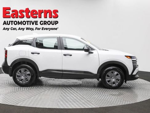 Used 2025 Nissan Kicks S image 4