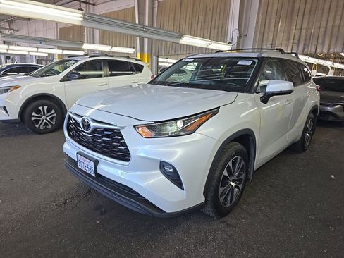 Used 2022 Toyota Highlander XLE FWD image 1