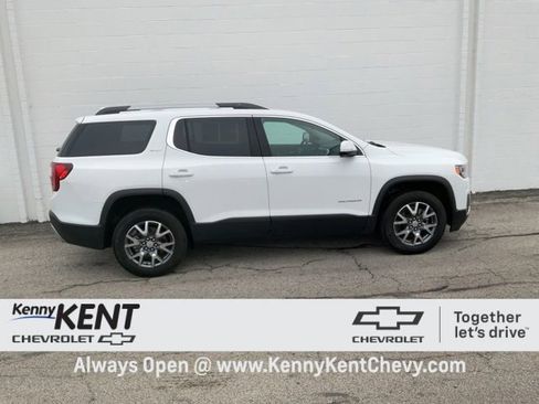 Certified 2023 GMC Acadia SLT w/ Preferred Package image 3