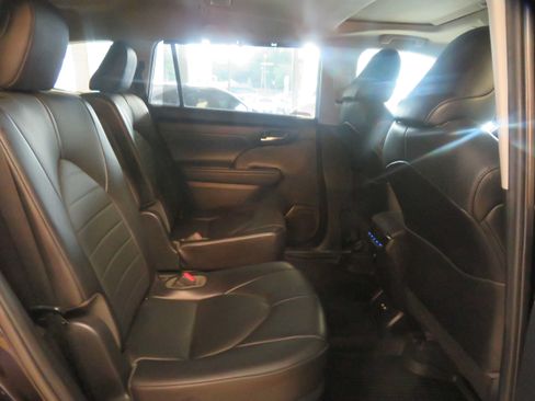 Used 2021 Toyota Highlander XLE AWD/4WD image 26