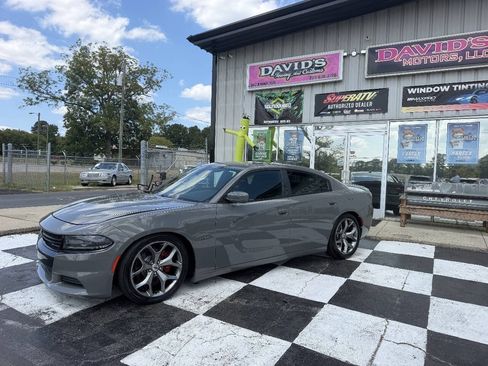 Used 2017 Dodge Charger R/T RWD image 2