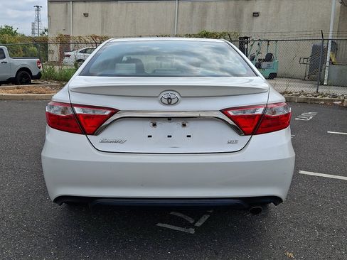 Used 2017 Toyota Camry SE w/ Moonroof Package FWD image 5