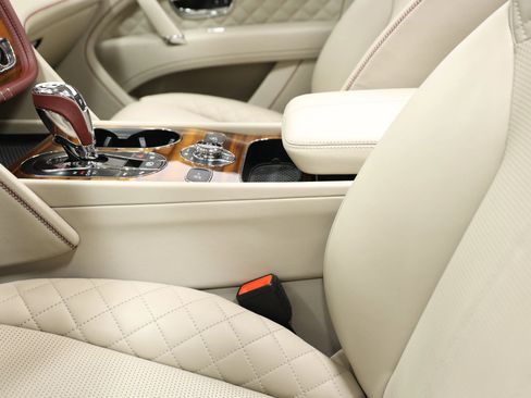 Used 2020 Bentley Bentayga Plug-In Hybrid image 22