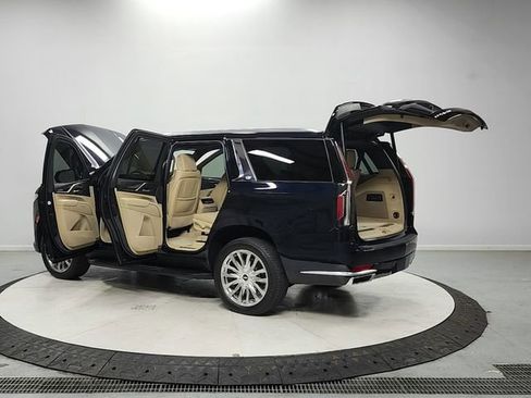 Used 2021 Cadillac Escalade Premium Luxury AWD/4WD image 13