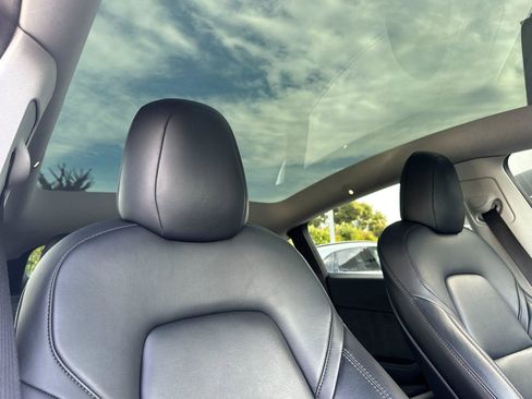 Used 2022 Tesla Model Y Long Range image 16