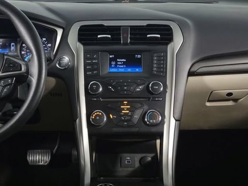 Used 2017 Ford Fusion SE FWD image 22