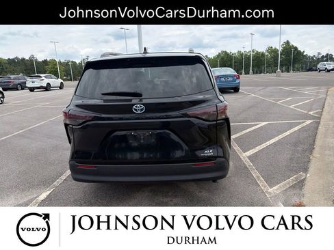Used 2024 Toyota Sienna XLE FWD image 11