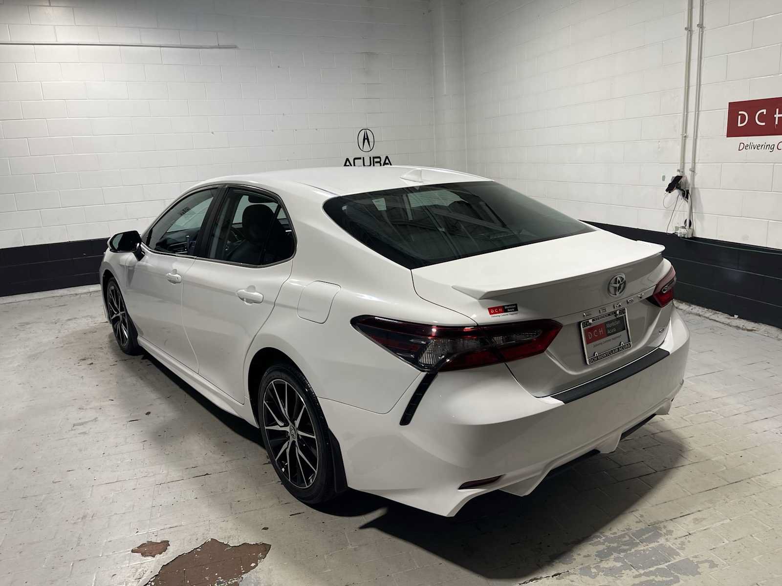 Used 2024 Toyota Camry SE w/ Cold Weather Package FWD image 4