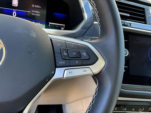 Certified 2022 Volkswagen Tiguan SE w/ Panoramic Sunroof Package image 19