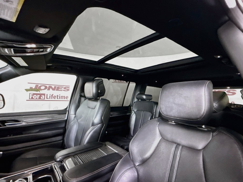 Used 2022 Jeep Wagoneer Series III w/ Premium Group I AWD/4WD image 11