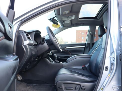 Used 2015 Toyota Highlander XLE image 11