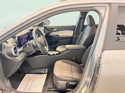 Used 2025 Chevrolet Trax LT w/ LT Convenience Package image 14