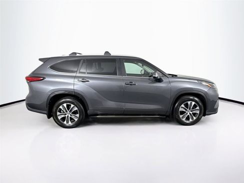 Certified 2023 Toyota Highlander XLE image 11