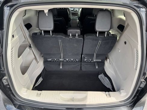 Used 2023 Chrysler Pacifica Touring-L FWD image 34