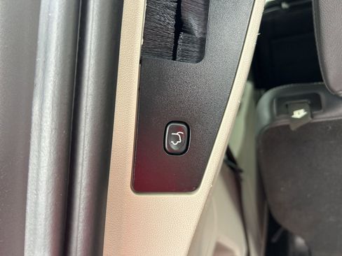 Used 2016 Chrysler Town & Country Touring-L image 14