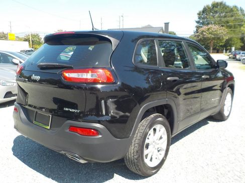 Used 2017 Jeep Cherokee Sport FWD image 5