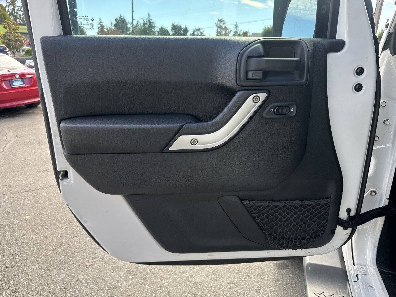 Used 2016 Jeep Wrangler Unlimited Sahara w/ Connectivity Group AWD/4WD image 27
