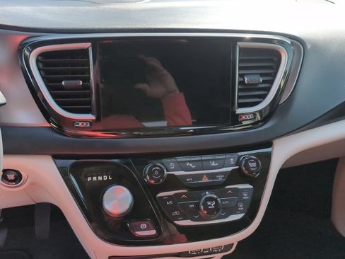 Used 2022 Chrysler Pacifica Touring-L image 12