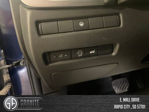 Used 2025 Nissan Rogue SV AWD/4WD image 29