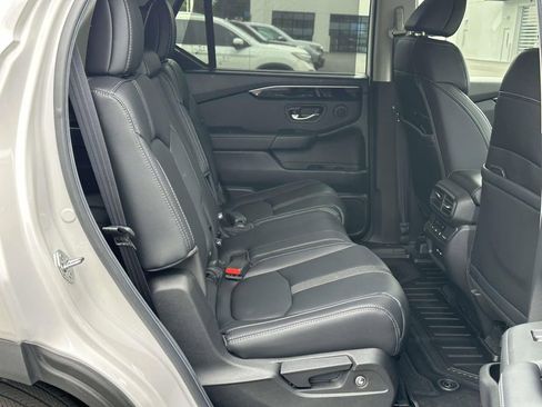 Used 2025 Honda Pilot Touring image 8