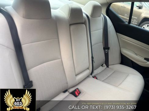 Used 2024 Nissan Altima 2.5 SV FWD image 11