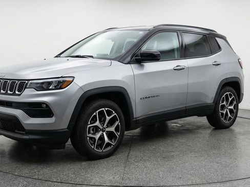Used 2025 Jeep Compass Limited image 3