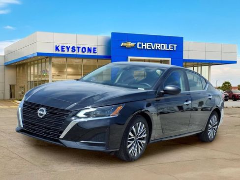 Used 2025 Nissan Altima 2.5 SV FWD image 3