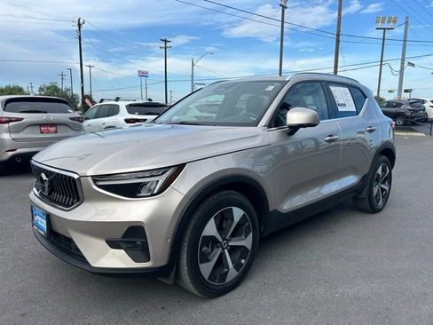Used 2023 Volvo XC40 B5 Plus w/ Driver Assist Package AWD/4WD image 3