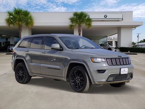 Used 2020 Jeep Grand Cherokee Altitude image 3